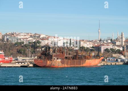 Istanbul, Turchia - 11 Gennaio 2020: Naufragio Bruciato. Vista di una nave bruciata in mare aperto nel porto di Istanbul dopo il salvataggio. Istanbul, Turchia Foto Stock