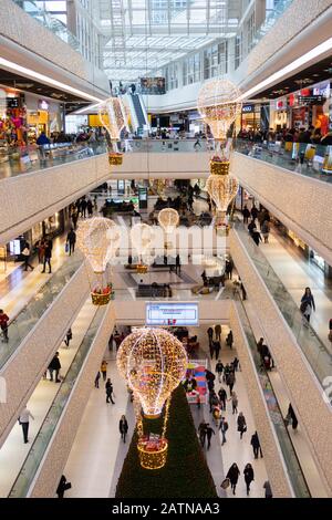 Istanbul, Turchia - 12 Gennaio 2020: Interno Dell'Ozdilekpark Istanbul Shopping Center, Istanbul, Turkeydurante Il Periodo Di Natale. Istanbul, Turchia. Foto Stock