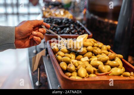 Un delizioso buffet di antipasti con varie opzioni in un ristorante o hotel Foto Stock
