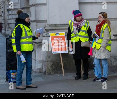 Londra, Regno Unito. 4th febbraio 2019. Picchetto di Unione al di fuori dell'ufficio straniero e del Commonwealth che protestano per la mancanza di riconoscimento sindacale per il fornitore di FCO Interserve Credit: Ian Davidson/Alamy Live News Foto Stock
