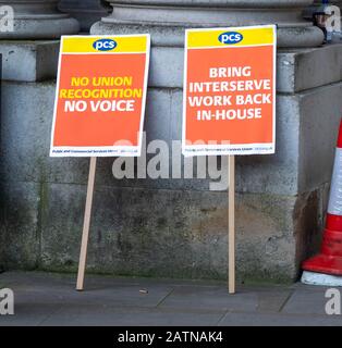Londra, Regno Unito. 4th febbraio 2019. Picchetto di Unione al di fuori dell'ufficio straniero e del Commonwealth che protestano per la mancanza di riconoscimento sindacale per il fornitore di FCO Interserve Credit: Ian Davidson/Alamy Live News Foto Stock