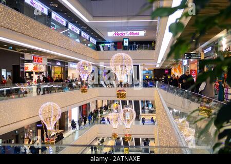 Istanbul, Turchia - 12 Gennaio 2020: Istanbul, Turchia - 12 Gennaio 2020: Interno Del Centro Commerciale Sapphire Di Istanbul Durante Il Periodo Di Natale. Istanbul, Turchia. Foto Stock