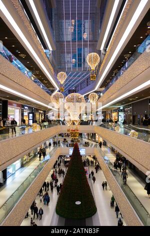 Istanbul, Turchia - 12 Gennaio 2020: Istanbul, Turchia - 12 Gennaio 2020: Interno Del Centro Commerciale Sapphire Di Istanbul Durante Il Periodo Di Natale. Istanbul, Turchia. Foto Stock