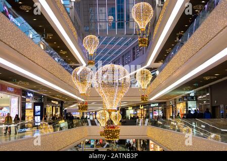 Istanbul, Turchia - 12 Gennaio 2020: Istanbul, Turchia - 12 Gennaio 2020: Interno Del Centro Commerciale Sapphire Di Istanbul Durante Il Periodo Di Natale. Istanbul, Turchia. Foto Stock