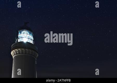 Noss Head Lighthouse, Vicino A Wick, Nel Nord-Est Della Scozia. Stelle luminose un pomeriggio e una sera come il faro splende Foto Stock