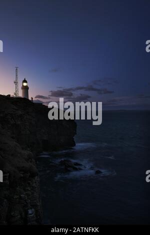 Noss Head Lighthouse, Vicino A Wick, Nel Nord-Est Della Scozia. Stelle luminose un pomeriggio e una sera come il faro splende Foto Stock