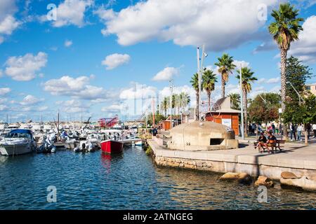 Alghero, ITALIA - 17 SETTEMBRE 2017: Persone al porto di Alghero, Sardegna, Italia, vicino al Centro storico della città Foto Stock