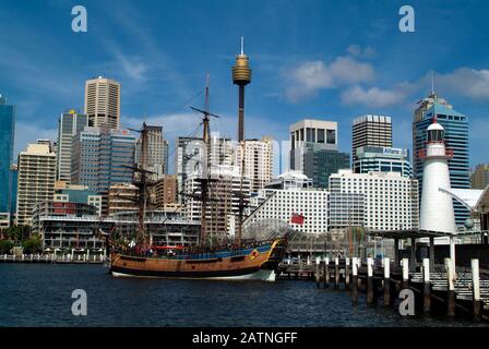 Sydney, Australia - 11 febbraio 2008: HMS Endeavour - nave dello scopritore Capitano Cook, Museo Marittimo in Darling Harbour e Sydney Tower aka Centre Foto Stock