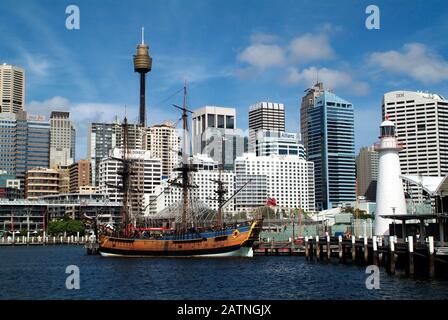 Sydney, Australia - 11 febbraio 2008: HMS Endeavour - nave dello scopritore Capitano Cook, Museo Marittimo in Darling Harbour e Sydney Tower aka Centre Foto Stock