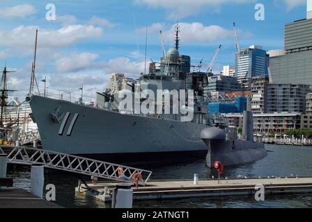 Sydney, Australia - 11 Febbraio 2008: Cruiser HMAS Vampire e sottomarino HMAS Onslow on Maritime Museum a Darling Harbour Foto Stock