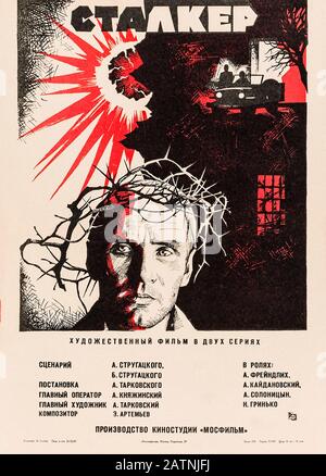 Stalker (1979) diretto da Andrei Tarkovsky e interpretato da Alisa Freyndlikh, Aleksandr Kaydanovskiy, Anatoliy Solonitsyn e Nikolay Grinko. Capolavoro di fantascienza dell'era sovietica su un uomo che porta uno scrittore e un accademico in una zona proibita in cerca di spazio che soddisfi i tuoi desideri più intimi. Fotografia di un poster russo originale del 1979 completamente restaurato. Crediti: BFA / Mosfilm Foto Stock