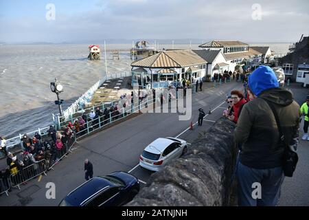 La folla aspetta l'arrivo del Duca e della Duchessa di Cambridge, dove visiteranno la RNLI Mumbles Lifeboat Station, vicino Swansea nel Galles del Sud. Foto Stock