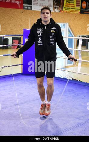 Eggenstein Leopoldshafen, Germania. 04th Feb, 2020. Il pugile professionista tedesco Vincent Feigenbutz, tenuto durante una formazione stampa presso il club di boxe Eggenstein. Feigenbutz si batterà per la super fascia di pesi medi dell'associazione mondiale IBF a Nashville il 15 febbraio. L'avversario di 24 anni è Quindi Una Pianta locale di eroi. Credito: Uli Deck/Dpa/Alamy Live News Foto Stock