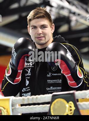 Eggenstein Leopoldshafen, Germania. 04th Feb, 2020. Il pugile professionista tedesco Vincent Feigenbutz, tenuto durante una formazione stampa presso il club di boxe Eggenstein. Feigenbutz si batterà per la super fascia di pesi medi dell'associazione mondiale IBF a Nashville il 15 febbraio. Avversario del 24-anno-vecchio è allora eroe locale Caleb Plant Credit: Uli Deck/dpa/Alamy Live News Foto Stock