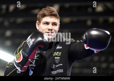 Eggenstein Leopoldshafen, Germania. 04th Feb, 2020. Il pugile professionista tedesco Vincent Feigenbutz, tenuto durante una formazione stampa presso il club di boxe Eggenstein. Feigenbutz si batterà per la super fascia di pesi medi dell'associazione mondiale IBF a Nashville il 15 febbraio. Avversario del 24-anno-vecchio è allora eroe locale Caleb Plant Credit: Uli Deck/dpa/Alamy Live News Foto Stock