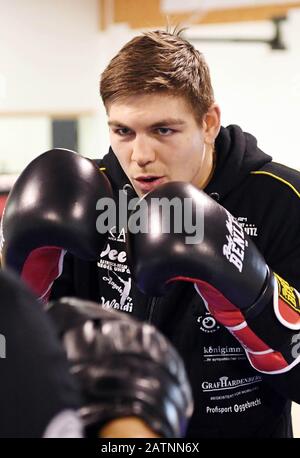 Eggenstein Leopoldshafen, Germania. 04th Feb, 2020. Il pugile professionista tedesco Vincent Feigenbutz, tenuto durante una formazione stampa presso il club di boxe Eggenstein. Feigenbutz si batterà per la super fascia di pesi medi dell'associazione mondiale IBF a Nashville il 15 febbraio. Avversario del 24-anno-vecchio è allora eroe locale Caleb Plant Credit: Uli Deck/dpa/Alamy Live News Foto Stock