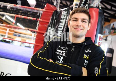 Eggenstein Leopoldshafen, Germania. 04th Feb, 2020. Il pugile professionista tedesco Vincent Feigenbutz, tenuto durante una formazione stampa presso il club di boxe Eggenstein. Feigenbutz si batterà per la super fascia di pesi medi dell'associazione mondiale IBF a Nashville il 15 febbraio. L'avversario di 24 anni è Quindi Una Pianta locale di eroi. Credito: Uli Deck/Dpa/Alamy Live News Foto Stock