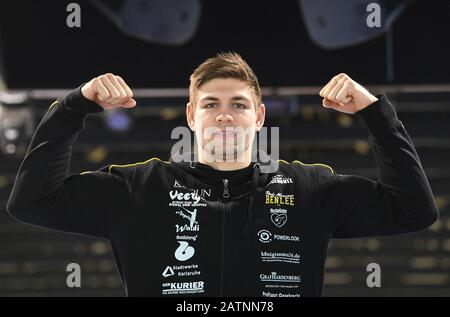 Eggenstein Leopoldshafen, Germania. 04th Feb, 2020. Il pugile professionista tedesco Vincent Feigenbutz, tenuto durante una formazione stampa presso il club di boxe Eggenstein. Feigenbutz si batterà per la super fascia di pesi medi dell'associazione mondiale IBF a Nashville il 15 febbraio. L'avversario di 24 anni è Quindi Una Pianta locale di eroi. Credito: Uli Deck/Dpa/Alamy Live News Foto Stock