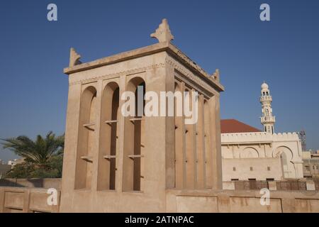 Torre del vento sulla Beit Sheikh Isa bin Ali House, sul Bahrain Pearling Trail, Muharraq, Regno del Bahrain Foto Stock