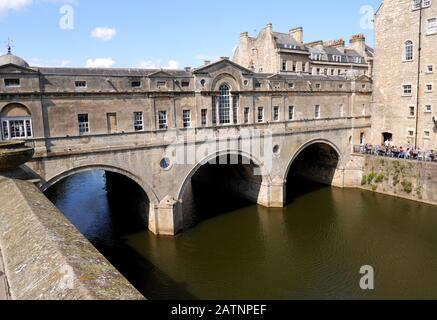 Stile palladiano Pulteney Bridge, grade 1 listed building, attraverso il fiume Avon, bagno, Somerset, Avon, England, Regno Unito Foto Stock