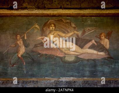 Italia, Pompei. Affresco raffigurante Venere in una conchiglia con Cupidi. Decorato le pareti del giardino della Casa di Venere, 1st secolo DC. Foto Stock