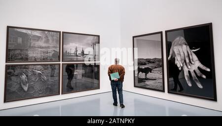 4 febbraio 2020, Renania Settentrionale-Vestfalia, Duesseldorf: Un visitatore si trova di fronte alle foto di Peter Lindbergh. Cinque mesi dopo la morte del fotografo di stella Peter Lindbergh, il Museo Kunstpalast di Düsseldorf presenta una mostra del suo lavoro. La mostra intitolata "Peter Lindbergh: Storie raccontate" mostra circa 140 fotografie dall'inizio della 1980s al presente. Lindbergh aveva lavorato alla sua prima mostra di opere autodidatta fino a poco prima della sua morte, all'età di 74 anni, nel settembre 2019. Foto: Fabian Strauch/dpa - ATTENZIONE: Per uso editoriale solo in relazione a c Foto Stock