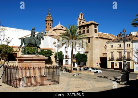 Plaza Guerrero Munoz con la torre di San Sebastian e il centro del convento di Engaration con la statua di Fernando i, Antequera, Spagna. Foto Stock