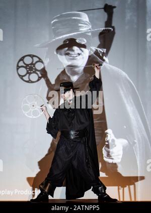 Kieran Ferguson, dall'Hippodrome Cinema, Bo'ness, West Lothian, si slashpende davanti al grande schermo come caped crusader Don Diego Vega aka Zorro per lanciare il 10th Hippodrome Silent Film Festival. Foto Stock