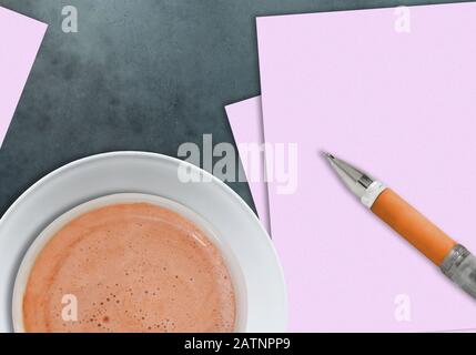 Tazza di caffè, carta bianca e vista a foglio piatto con penna. Concetto di successo aziendale, mattina in ufficio o incontro con i clienti. Copiare spazio per aggiungere note Foto Stock