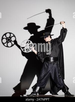 Kieran Ferguson, dall'Hippodrome Cinema, Bo'ness, West Lothian, si slashpende davanti al grande schermo come caped crusader Don Diego Vega aka Zorro per lanciare il 10th Hippodrome Silent Film Festival. Foto Stock