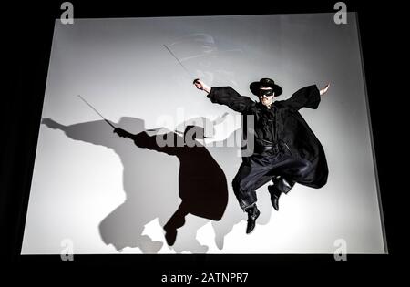 Kieran Ferguson, dall'Hippodrome Cinema, Bo'ness, West Lothian, si slashpende davanti al grande schermo come caped crusader Don Diego Vega aka Zorro per lanciare il 10th Hippodrome Silent Film Festival. Foto Stock