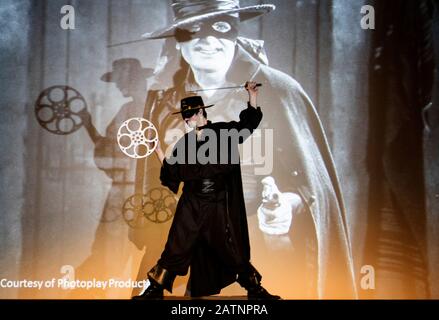 Kieran Ferguson, dall'Hippodrome Cinema, Bo'ness, West Lothian, si slashpende davanti al grande schermo come caped crusader Don Diego Vega aka Zorro per lanciare il 10th Hippodrome Silent Film Festival. Foto Stock