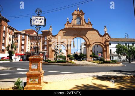 Vista della Puerta de Estepa e del Paseo Real, Antequera, Spagna. Foto Stock