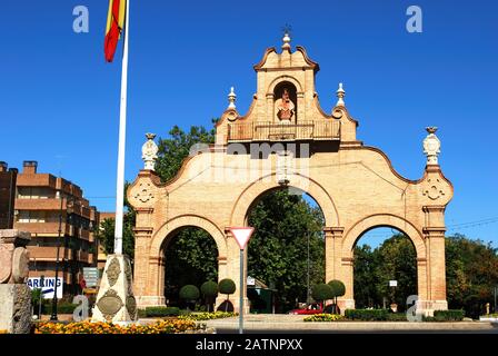 Vista della Puerta de Estepa in città, Antequera, Spagna - 08 agosto 2008 Foto Stock