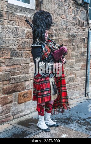 Bagpiper in costume tipico. Edimburgo, Scozia Foto Stock