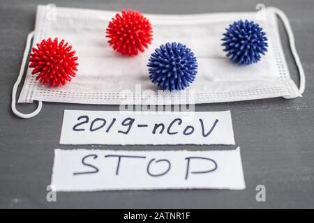 Modello astratto di ceppo di coronavirus da Wuhan, Cina. Sindrome respiratoria da scoppio e Nuovo coronavirus 2019-nCoV con spazio libero su sfondo grigio. Foto Stock