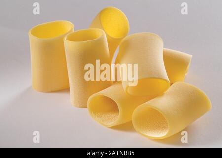 Paccheri di Gragnano - Pasta di Gragnano - Bronze die - specialità della cucina italiana, trafilata in bronzo, cruda, tipica della costiera amalfitana e sorrentina Foto Stock