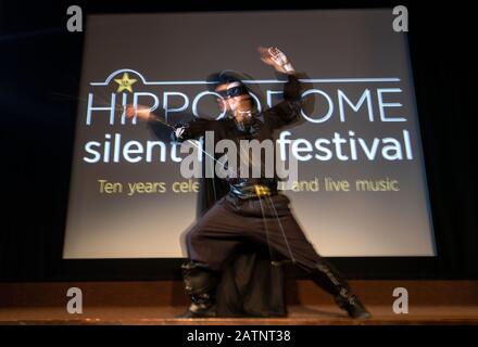 Kieran Ferguson, dall'Hippodrome Cinema, Bo'ness, West Lothian, si slashpende davanti al grande schermo come caped crusader Don Diego Vega aka Zorro per lanciare il 10th Hippodrome Silent Film Festival. Foto Stock