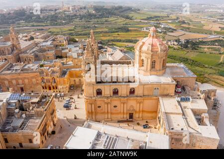 Cattedrale di San Paolo nella città di Mdina circondata da una fortezza strette strade, vista aerea Foto Stock