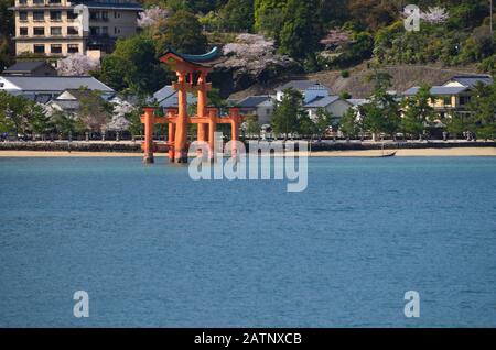 Al mattino l'acqua dell'oceano sale rapidamente e circonda i torii Foto Stock