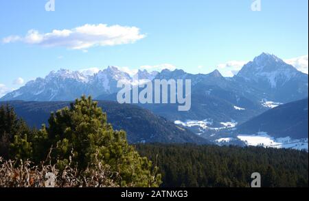 Le montagne innevate circondano la valle Foto Stock