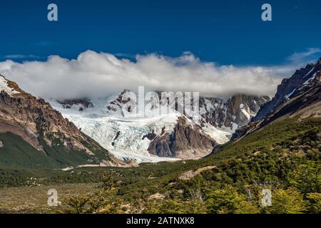 Catena Cordon Adela, Cerro Torre coperta di nuvole, vista dal Mirador Torre, Ande Mountains, Parco Nazionale Los Glaciares, Patagonia, Argentina Foto Stock