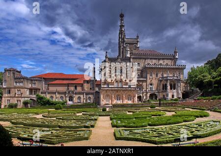 Nuvole scure sul Palácio Hotel do Buçaco nel Parco Nazionale di Buçaco in Portogallo Foto Stock