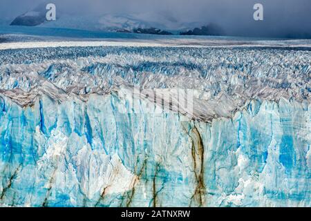 Crepacci e crepe di fronte al ghiacciaio Perito Moreno, larghezza 5 km, Ande Mountains, Los Glaciares National Park, Patagonia, Argentina Foto Stock