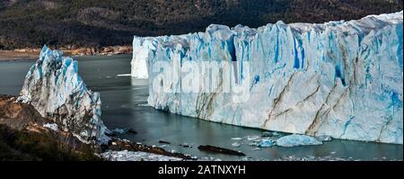 Crepacci e crepe di fronte al ghiacciaio Perito Moreno, larghezza 5 km, Ande Mountains, Los Glaciares National Park, Patagonia, Argentina Foto Stock