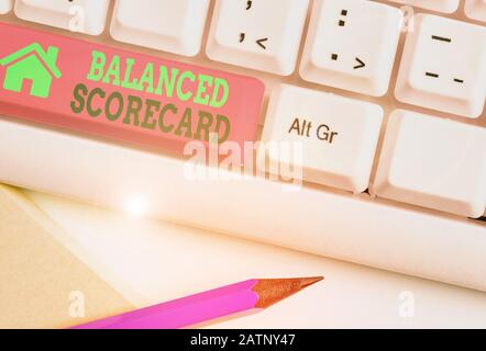 Nota di scrittura che mostra la Balanced Scorecard. Concetto aziendale per una metrica di perforazione utilizzata nell'analisi strategica Foto Stock