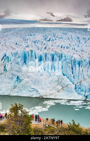 Crepacci e crepe di fronte al ghiacciaio Perito Moreno, larghezza 5 km, Ande Mountains, Los Glaciares National Park, Patagonia, Argentina Foto Stock