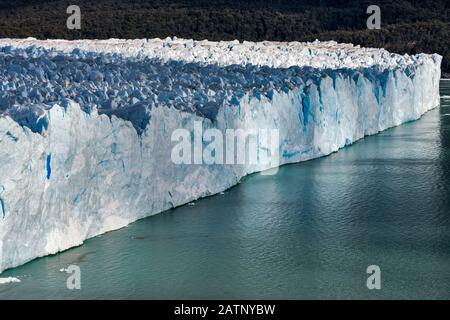 Crepacci e crepe di fronte al ghiacciaio Perito Moreno, larghezza 5 km, Ande Mountains, Los Glaciares National Park, Patagonia, Argentina Foto Stock