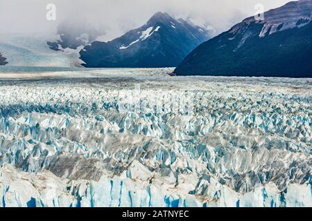 Crepacci e crepe di fronte al ghiacciaio Perito Moreno, larghezza 5 km, Ande Mountains, Los Glaciares National Park, Patagonia, Argentina Foto Stock