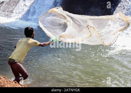 Halon Dam India Feb 02. 2020 : pescatori rurali che gettano la rete nel pomeriggio a Halon Dam. Foto Stock